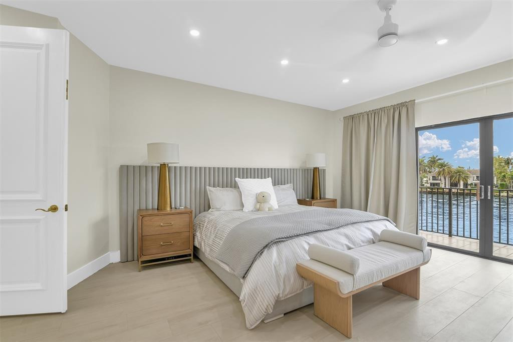 319 S Riverside Drive