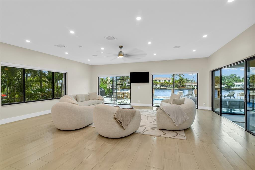 319 S Riverside Drive