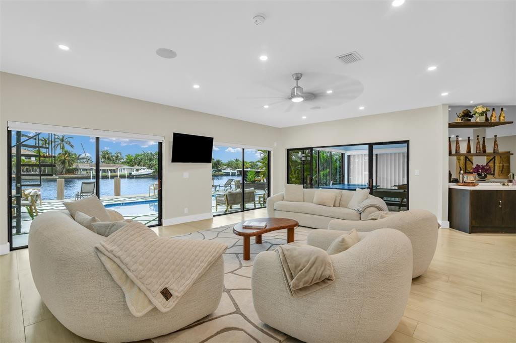 319 S Riverside Drive