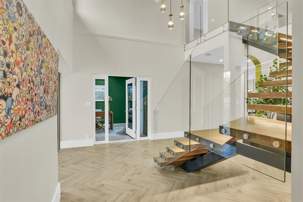 319 S Riverside Drive