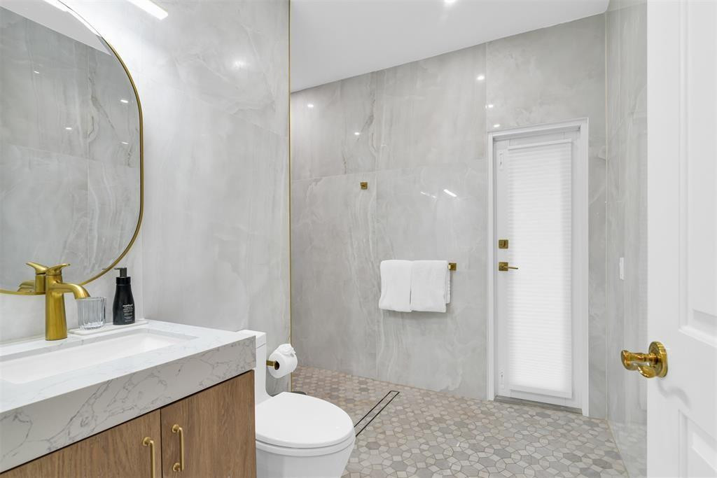 319 S Riverside Drive