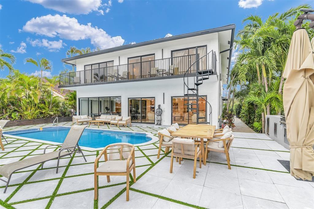 319 S Riverside Drive