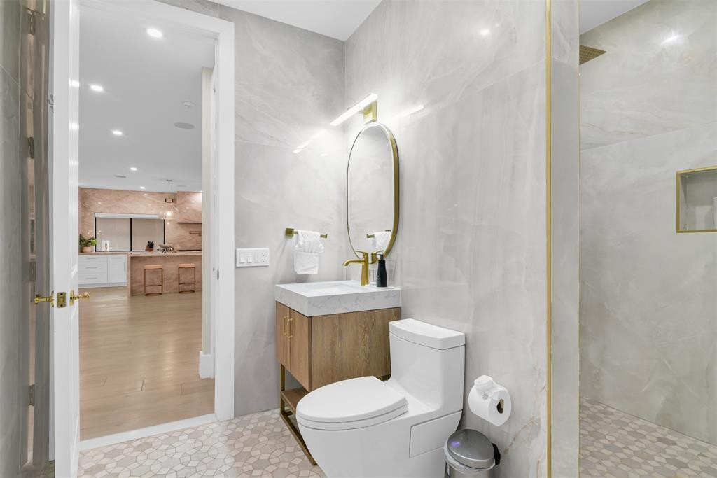 319 S Riverside Drive