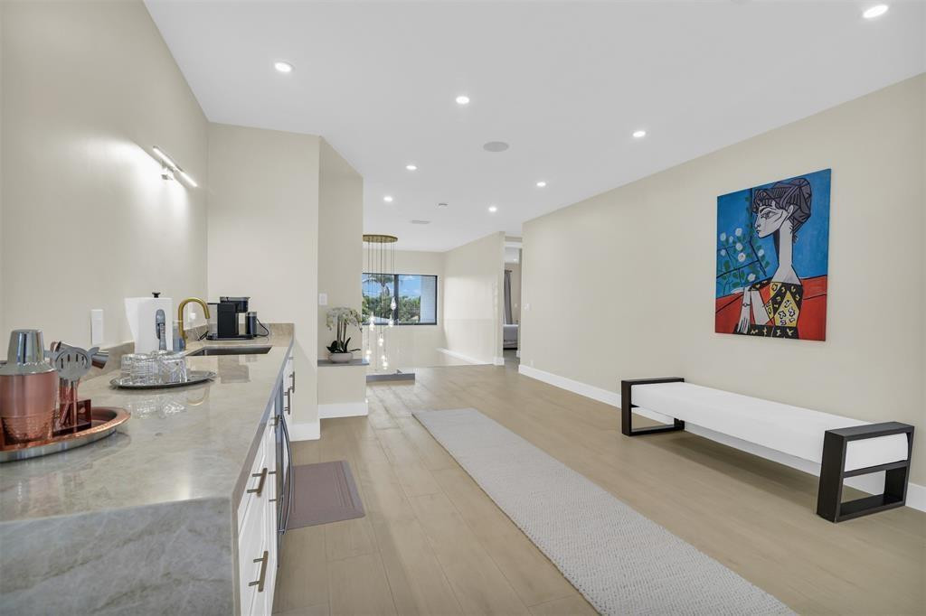 319 S Riverside Drive