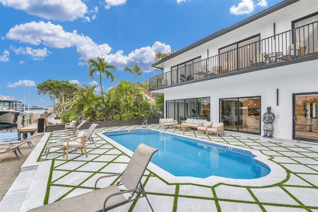 319 S Riverside Drive