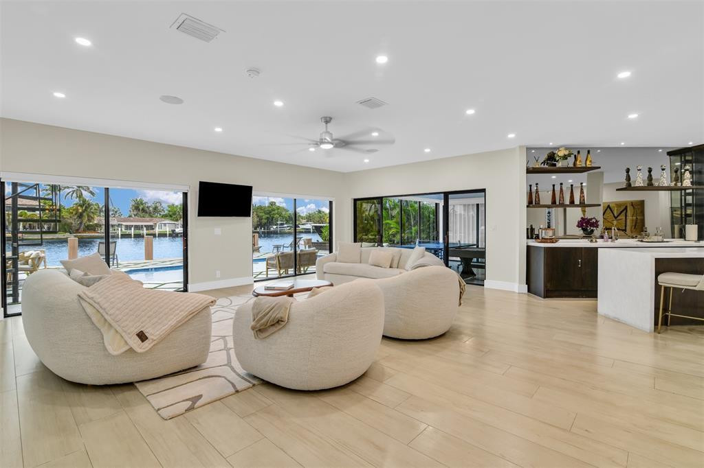 319 S Riverside Drive