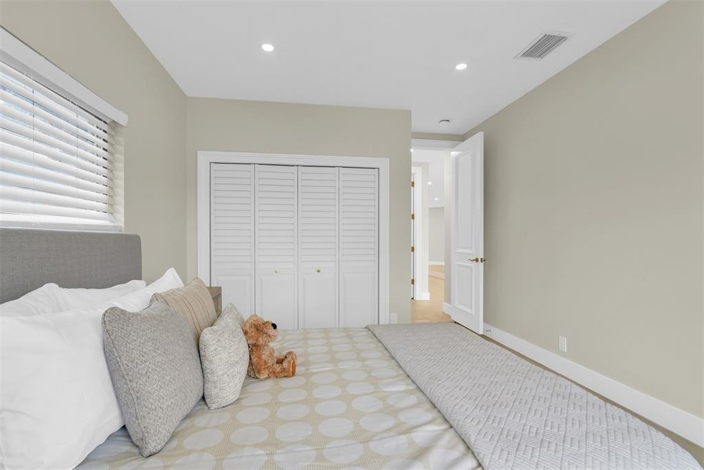 319 S Riverside Drive