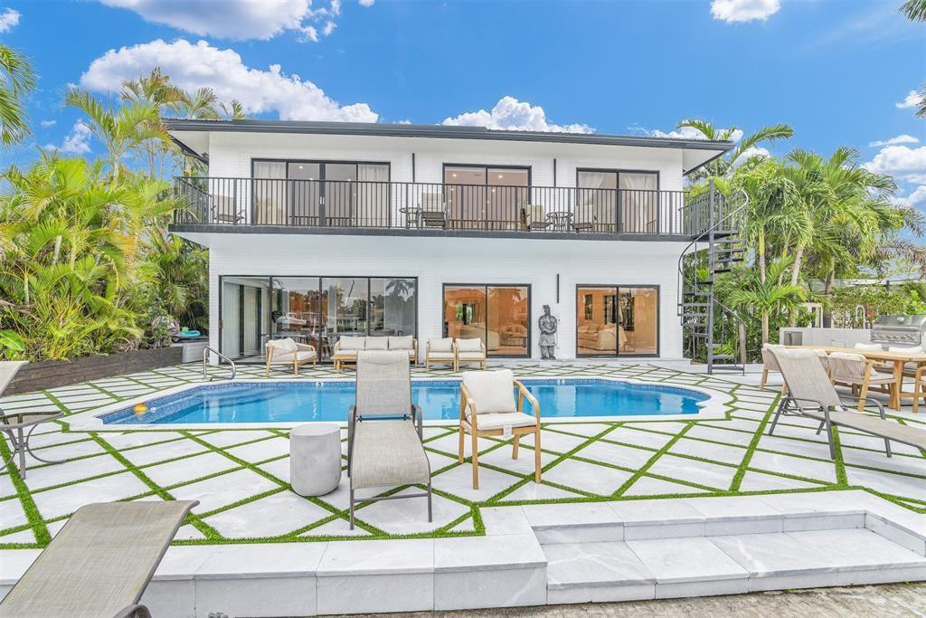 319 S Riverside Drive