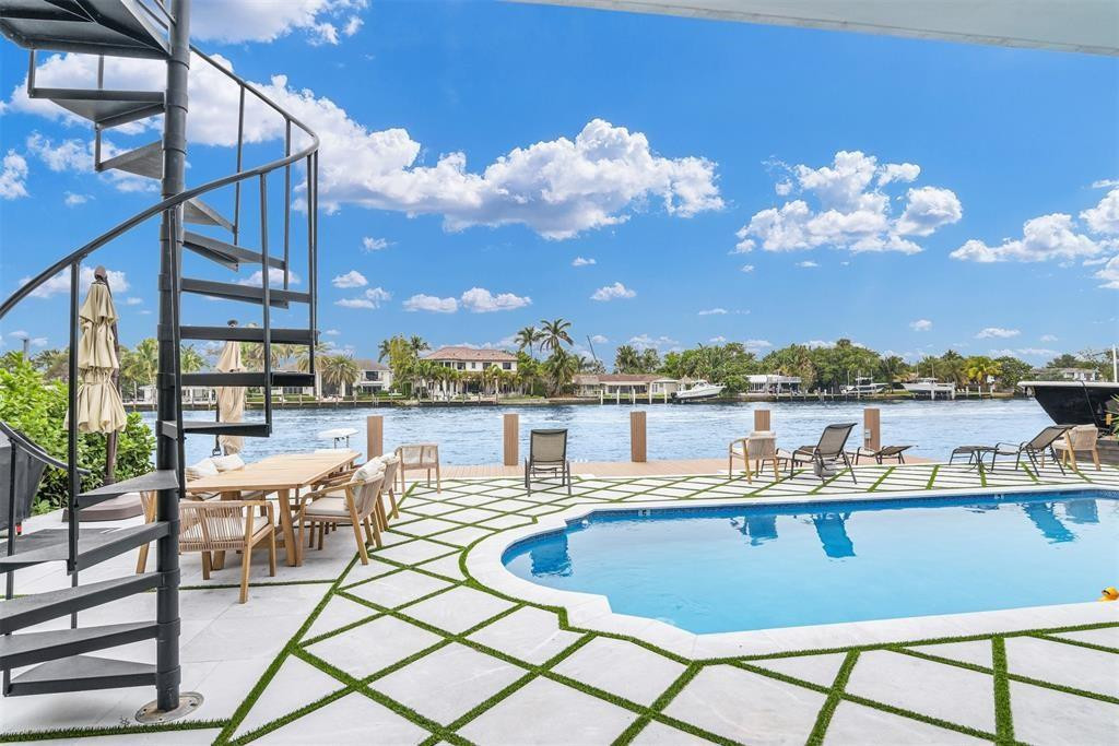 319 S Riverside Drive