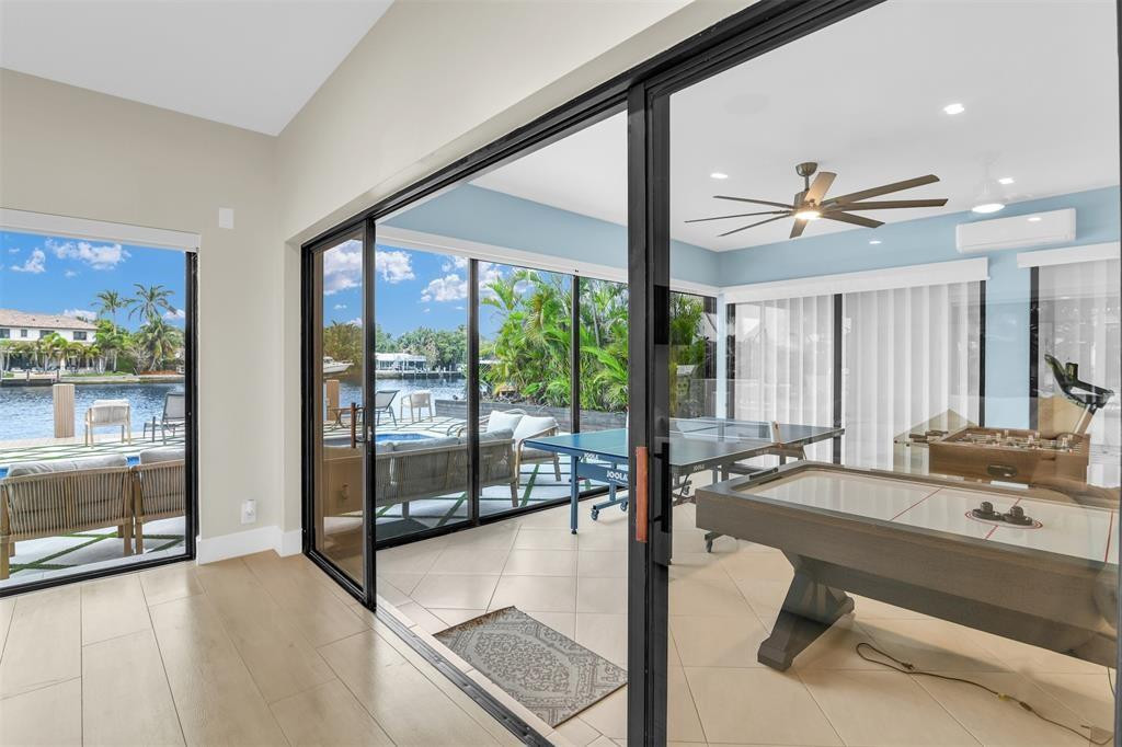 319 S Riverside Drive