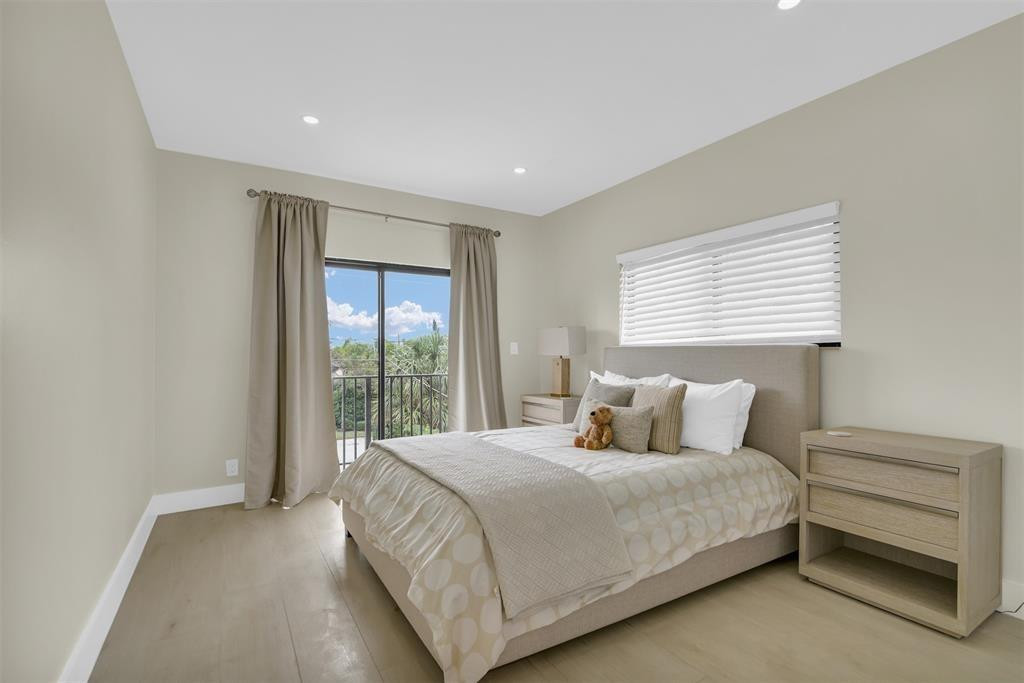 319 S Riverside Drive