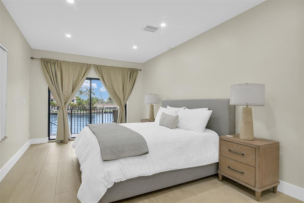 319 S Riverside Drive