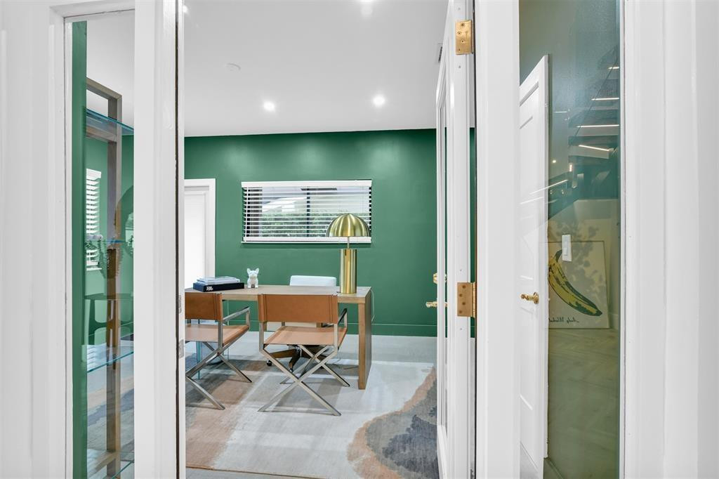 319 S Riverside Drive