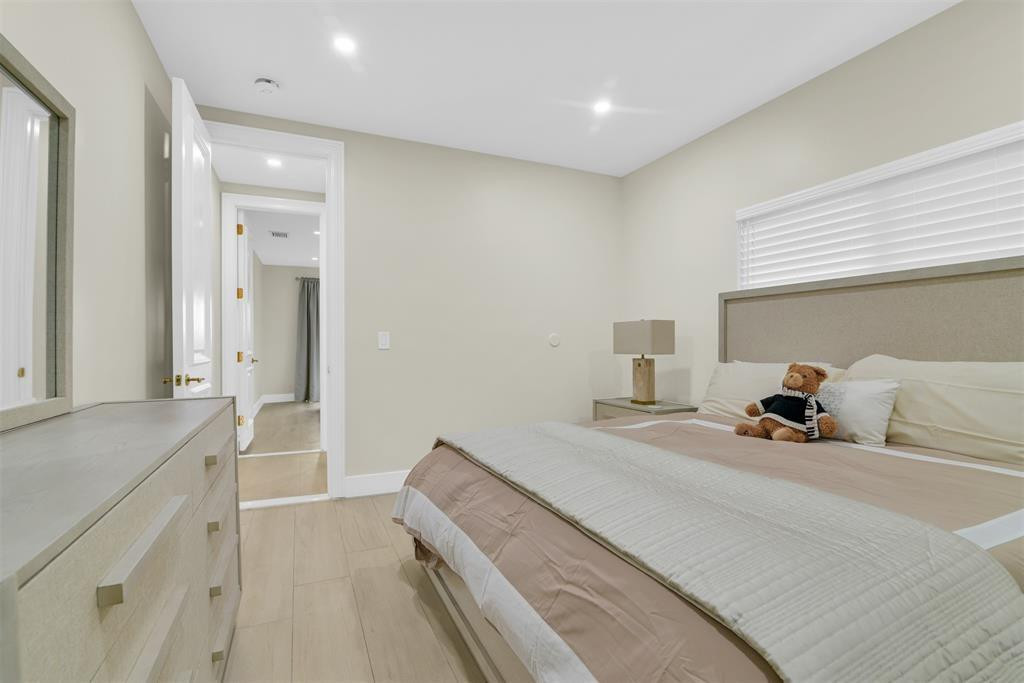 319 S Riverside Drive