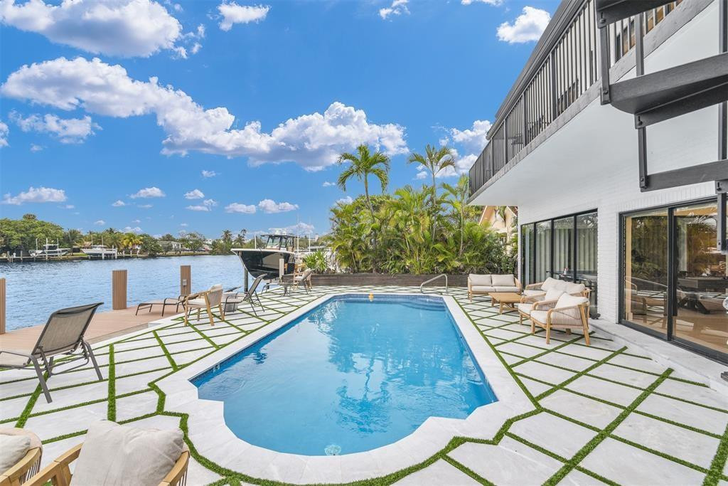 319 S Riverside Drive