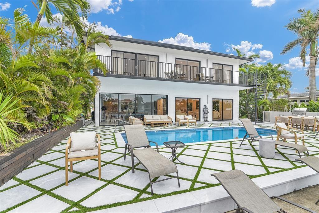 319 S Riverside Drive