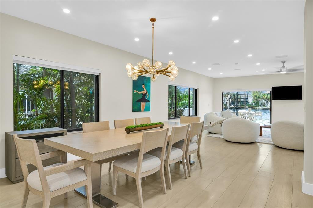 319 S Riverside Drive