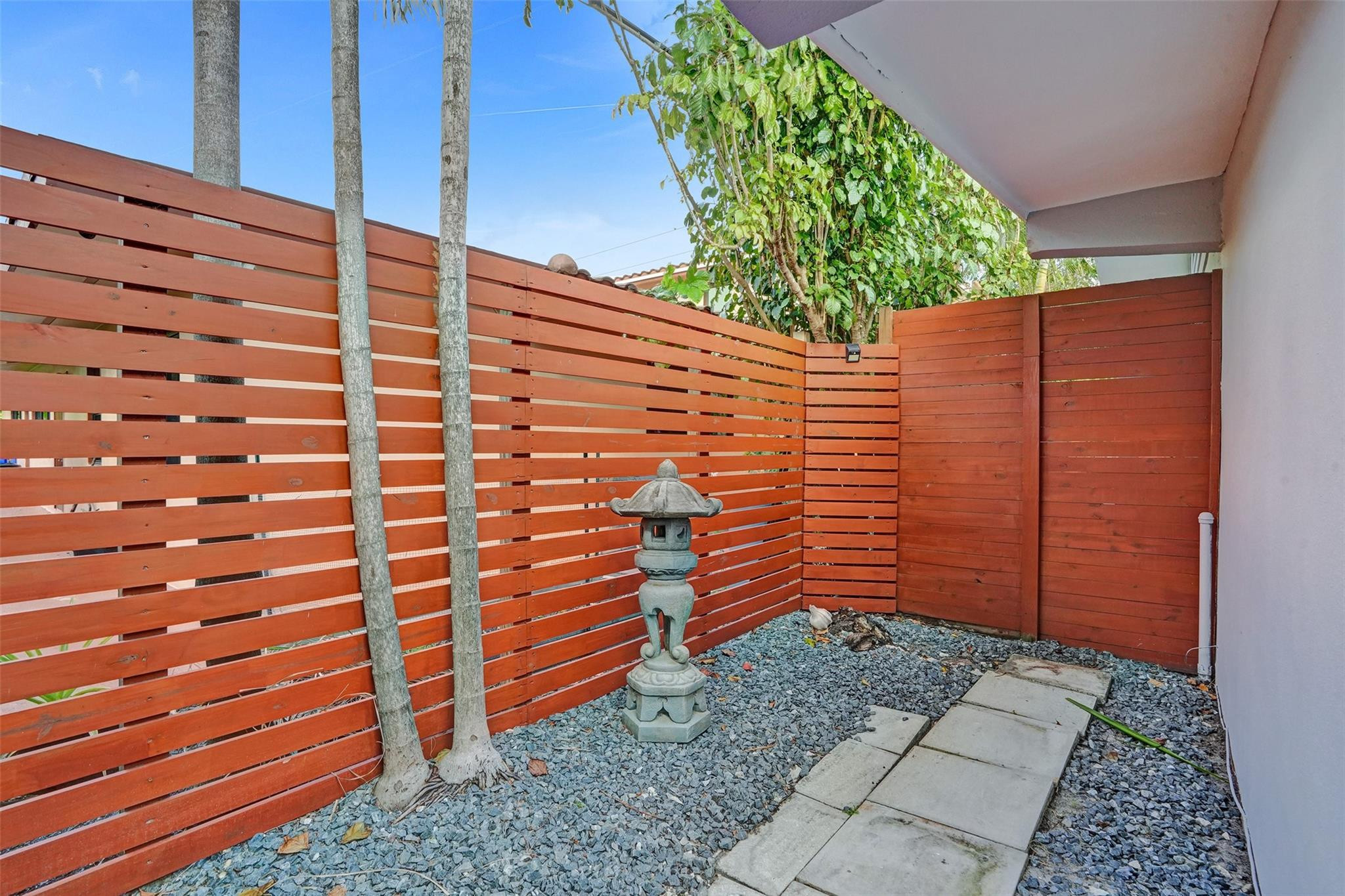 2111 N Ocean Boulevard