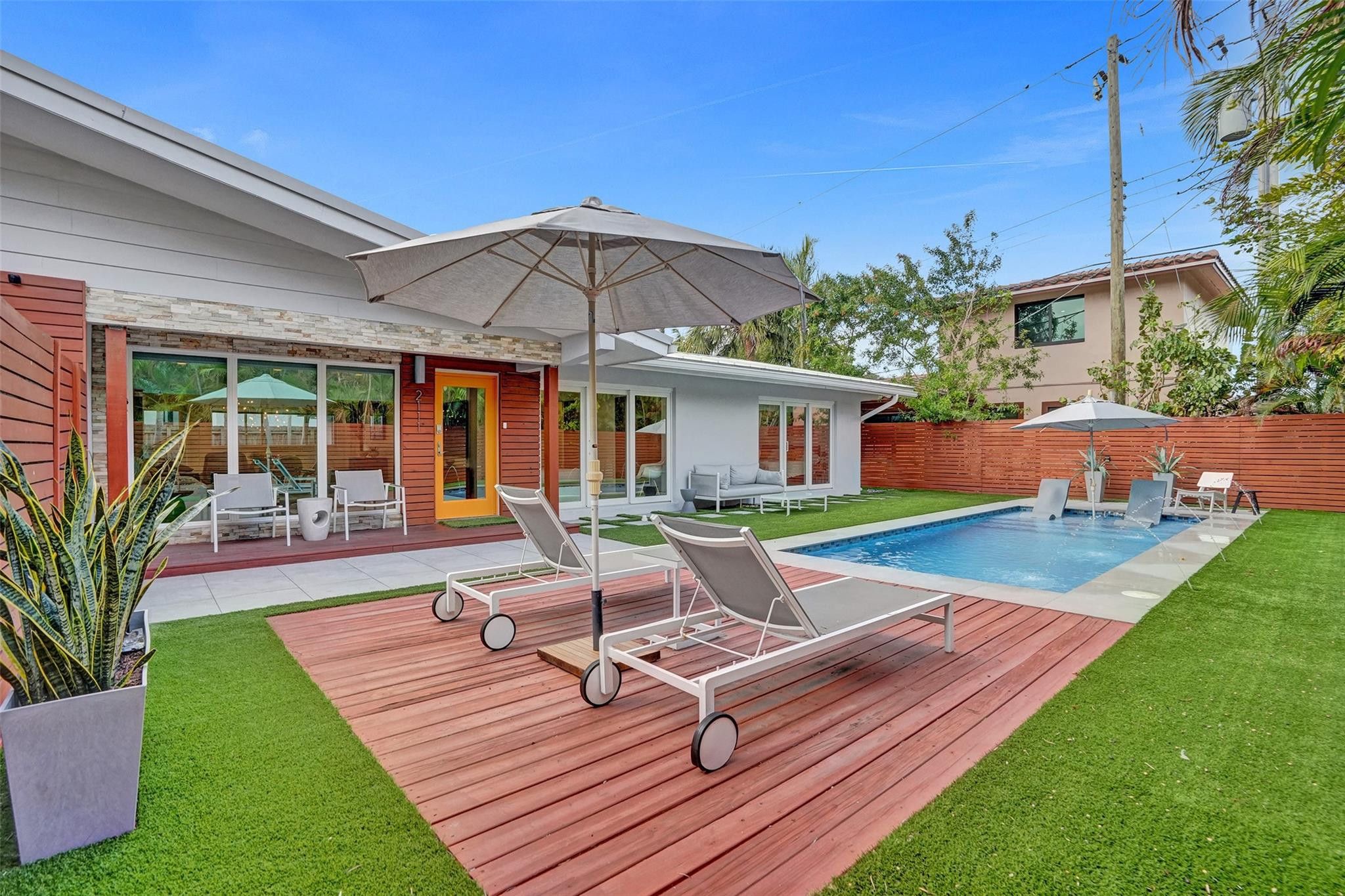 2111 N Ocean Boulevard