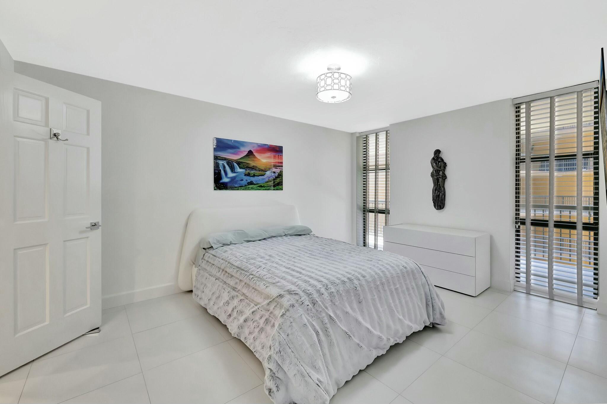 1167 Hillsboro Mile 405