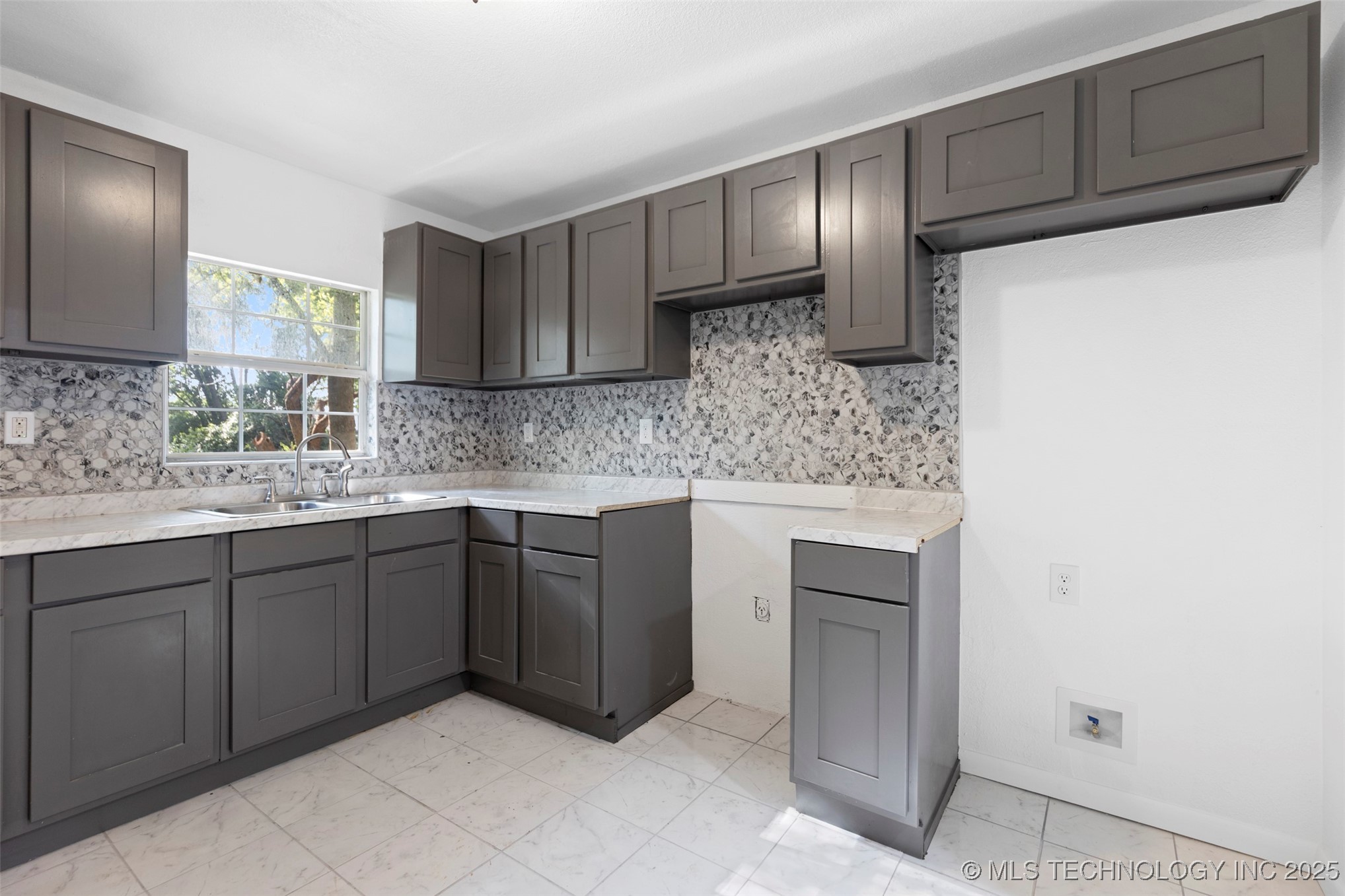 5619 N GARRISON Avenue