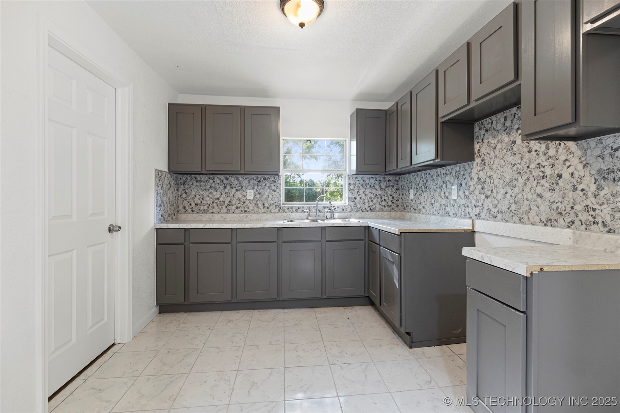 5619 N GARRISON Avenue