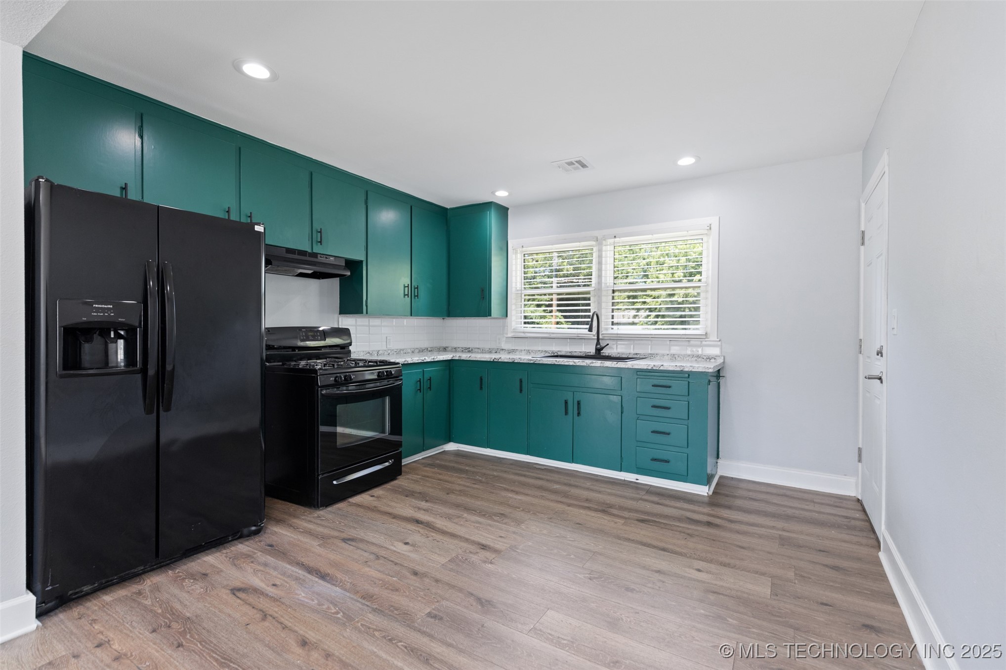 4338 N Iroquois Avenue