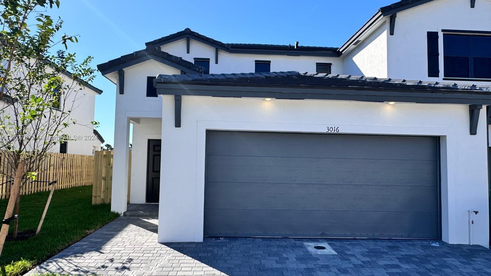 3016 GREEN PALM COURT