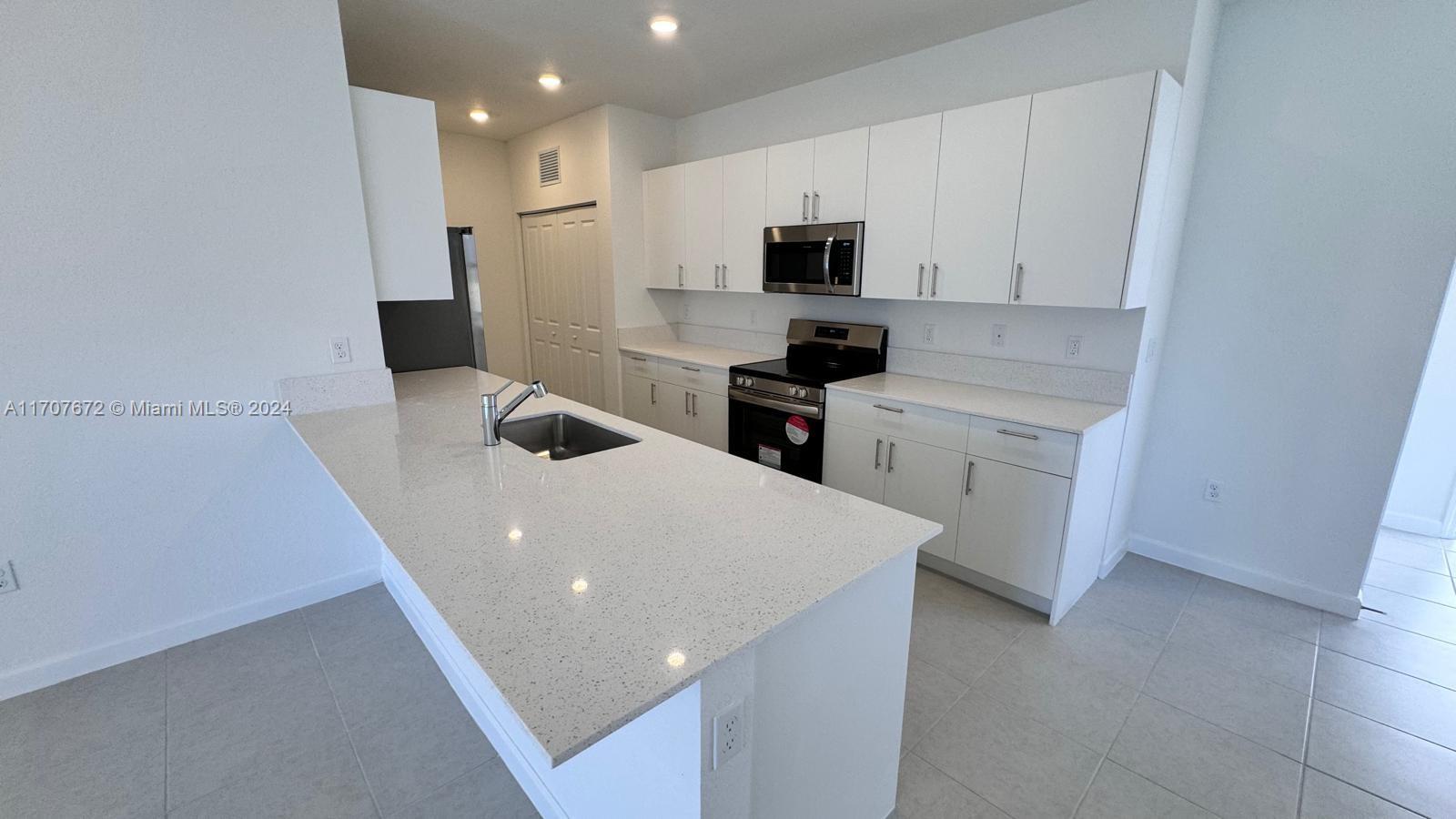 3016 GREEN PALM COURT