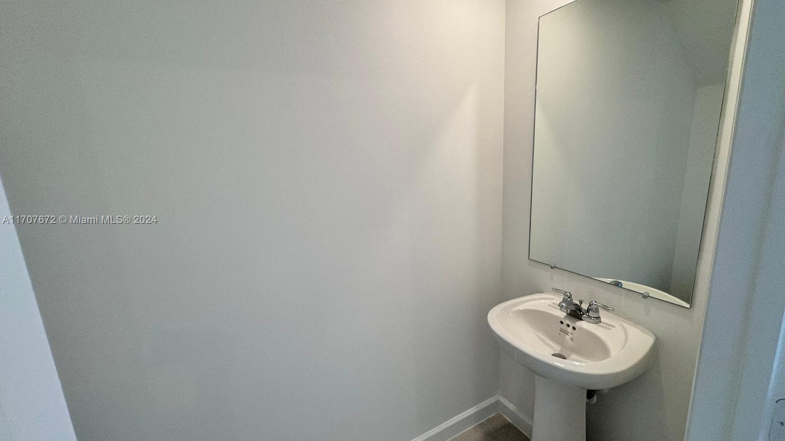 3016 GREEN PALM COURT