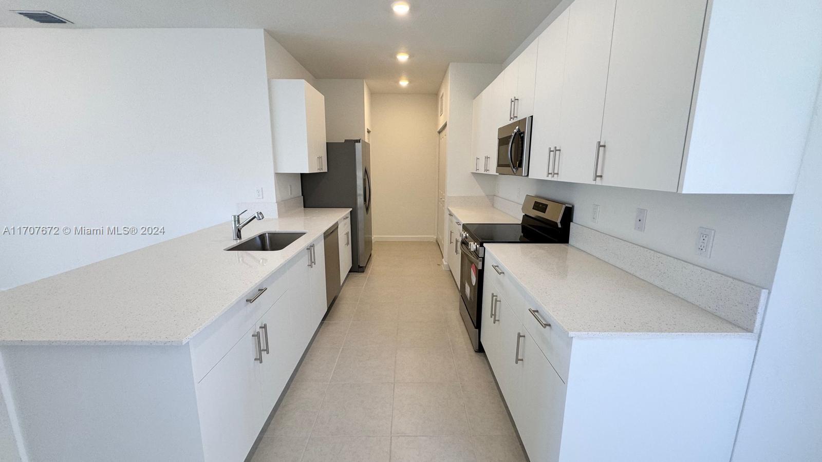 3016 GREEN PALM COURT