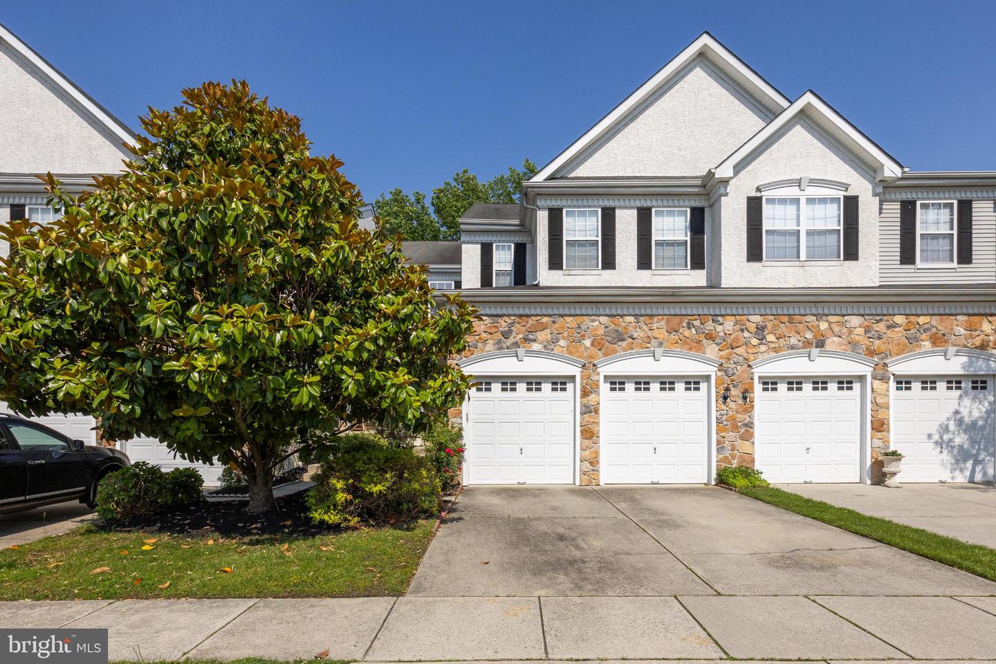 16 Ross Way W