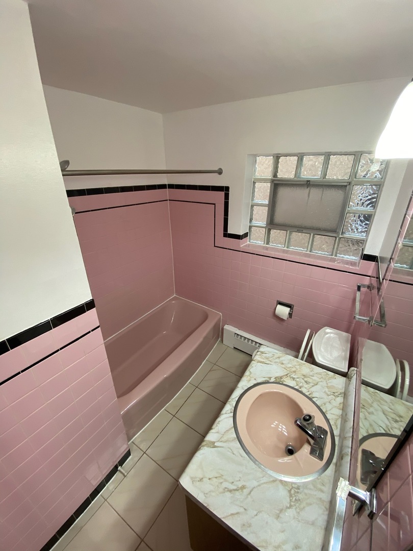 7343 W FULLERTON Avenue