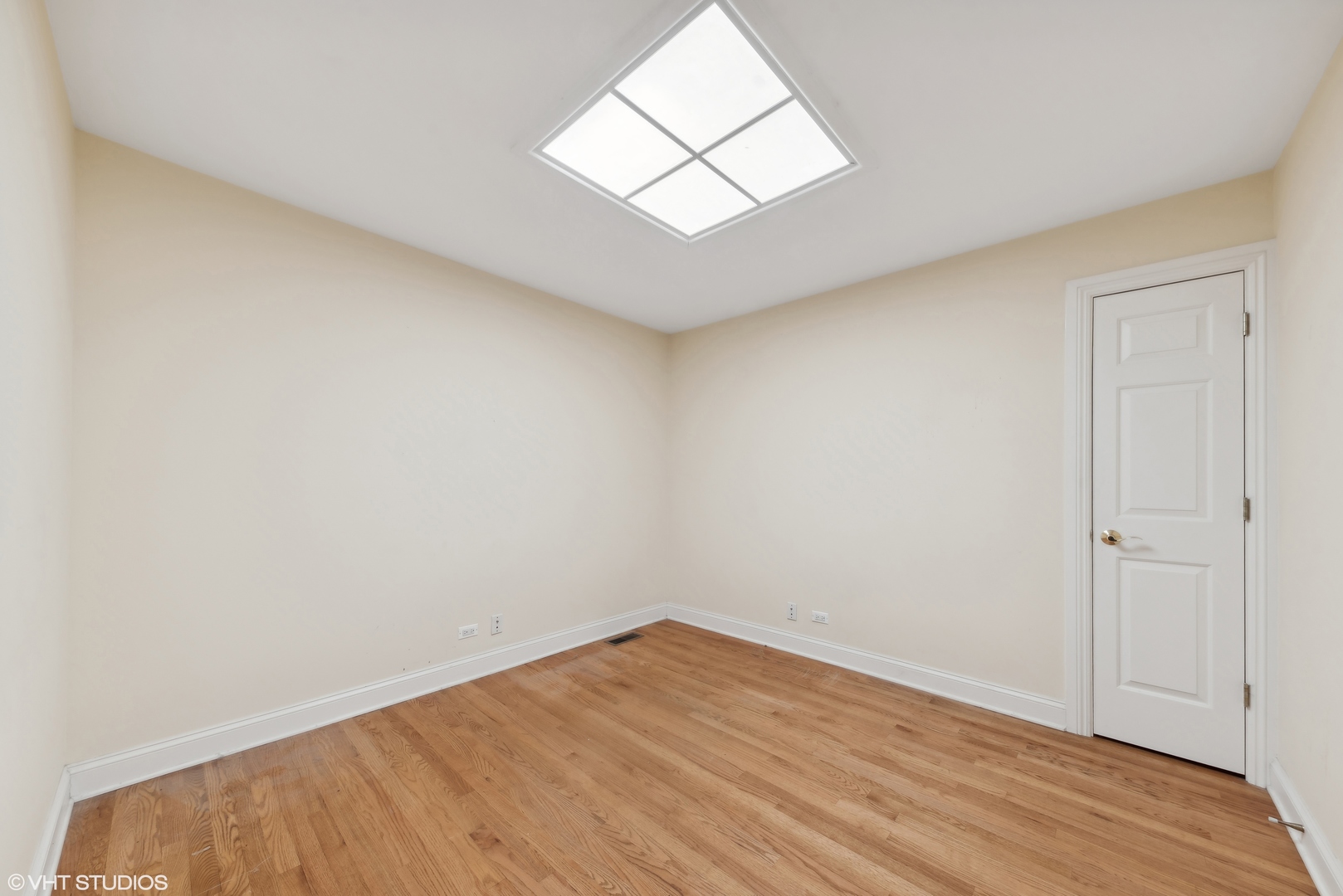 1925 E OAKTON Street