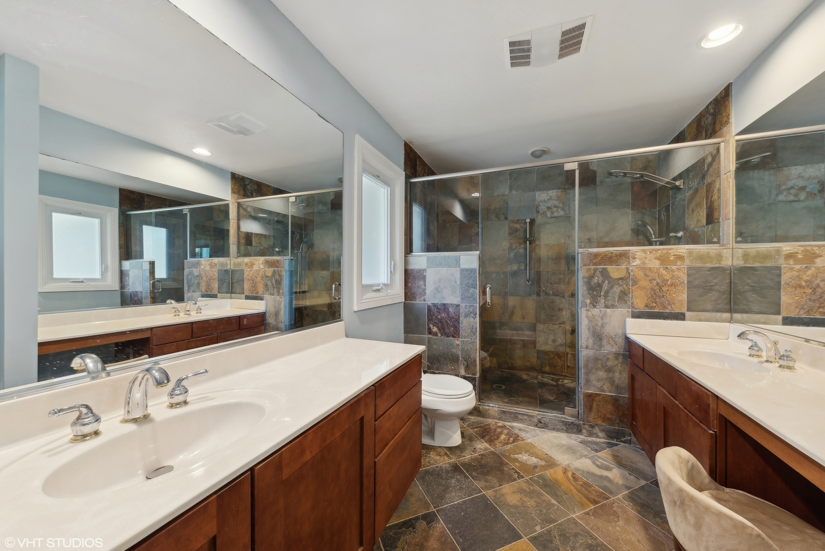 1925 E OAKTON Street