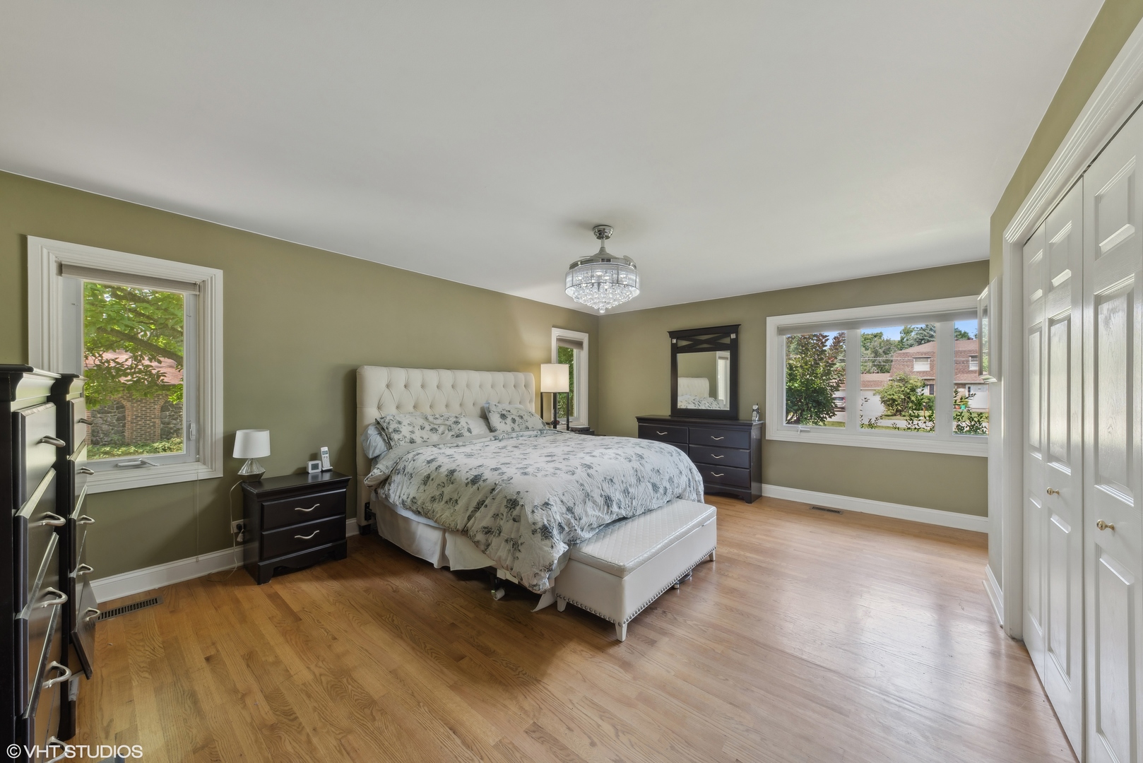 1925 E OAKTON Street