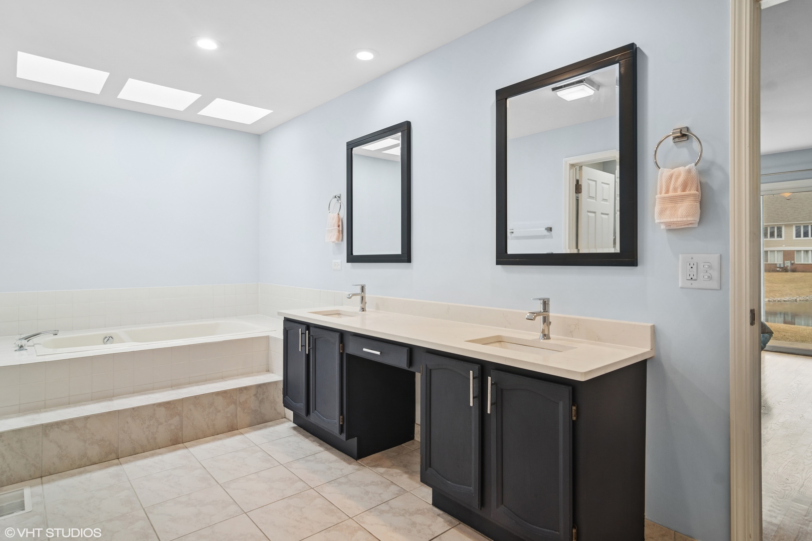 1537 N Kendal Court