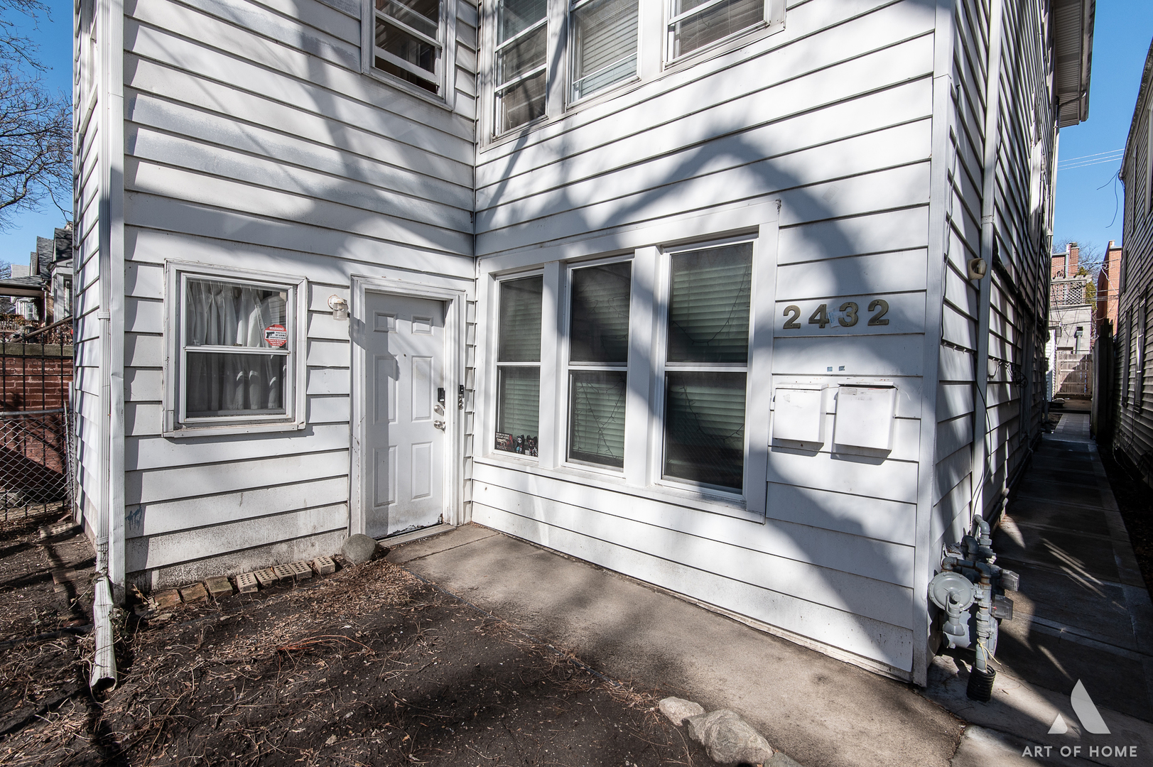 2432 W CARMEN Avenue