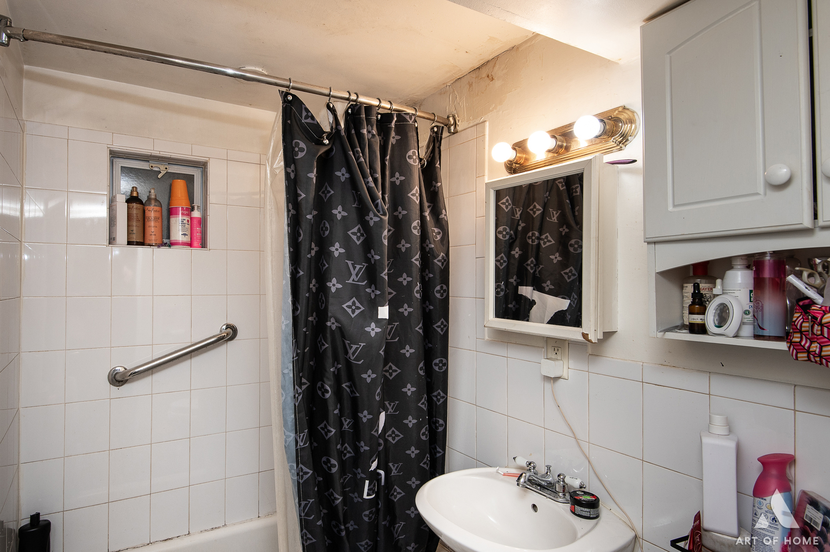 2432 W CARMEN Avenue