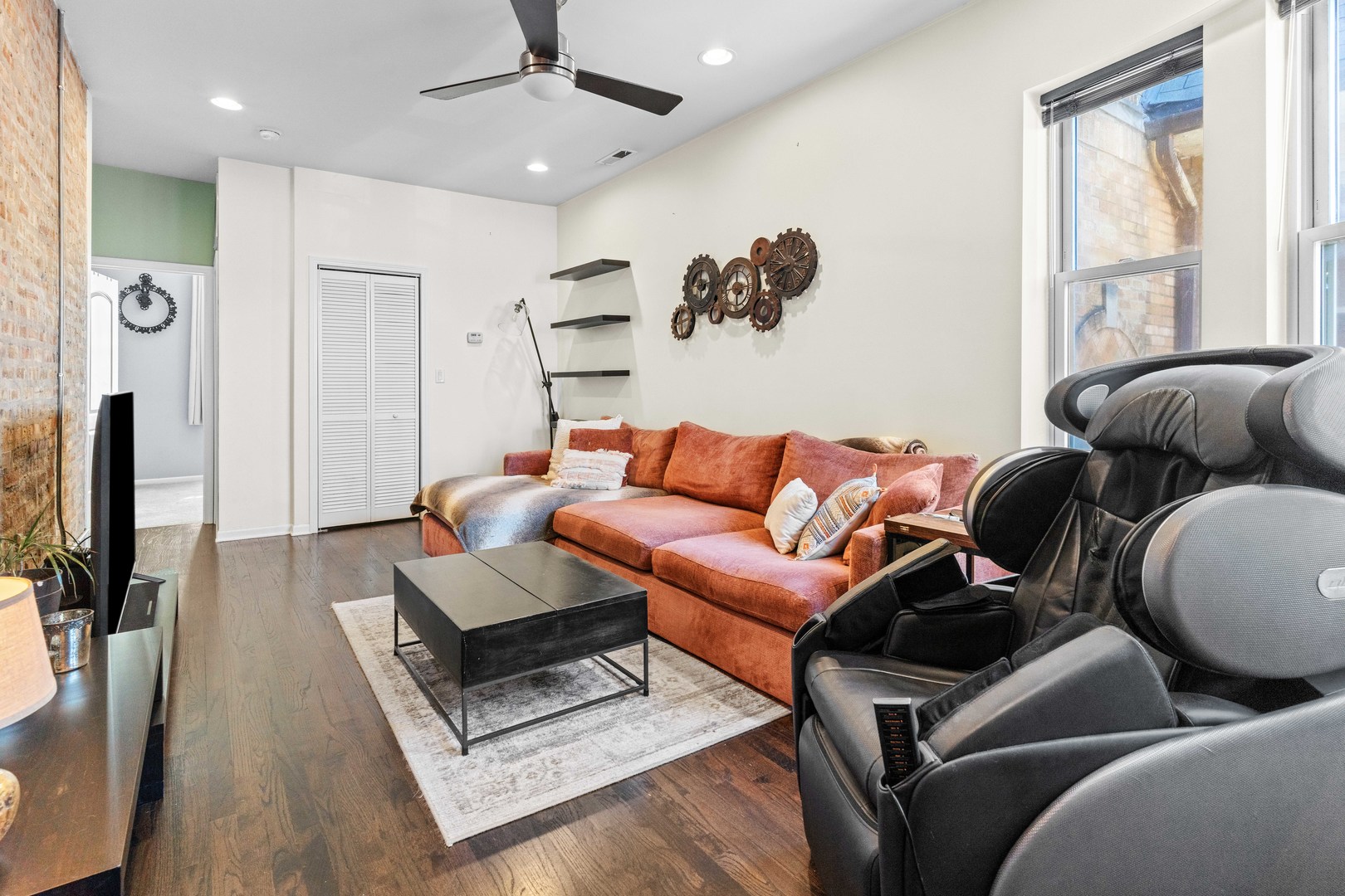 1637 W Farwell Avenue Unit: 3