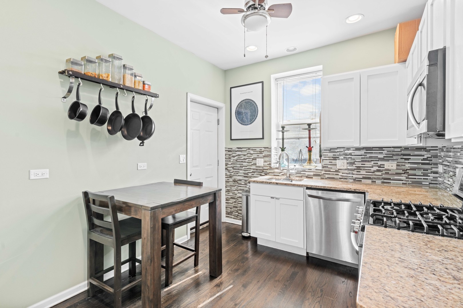 1637 W Farwell Avenue Unit: 3
