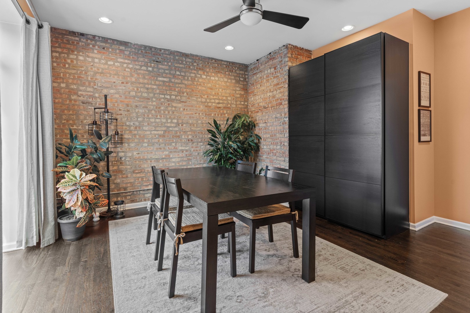 1637 W Farwell Avenue Unit: 3