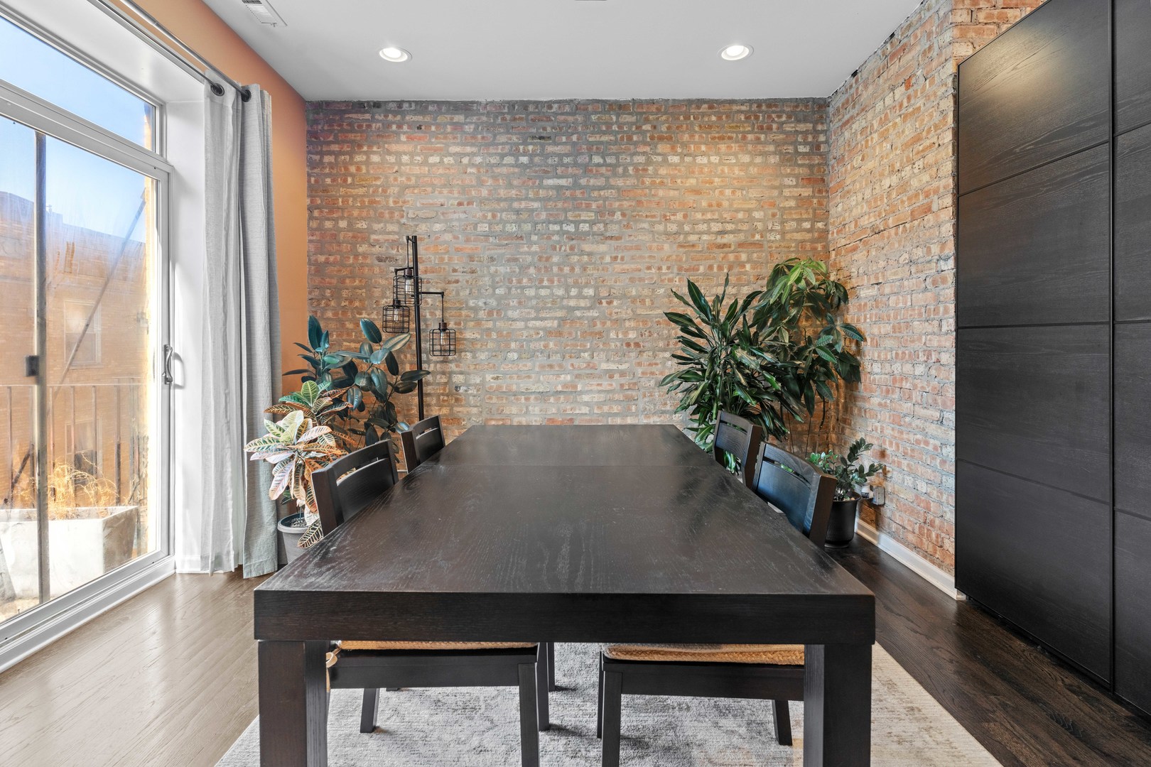 1637 W Farwell Avenue Unit: 3