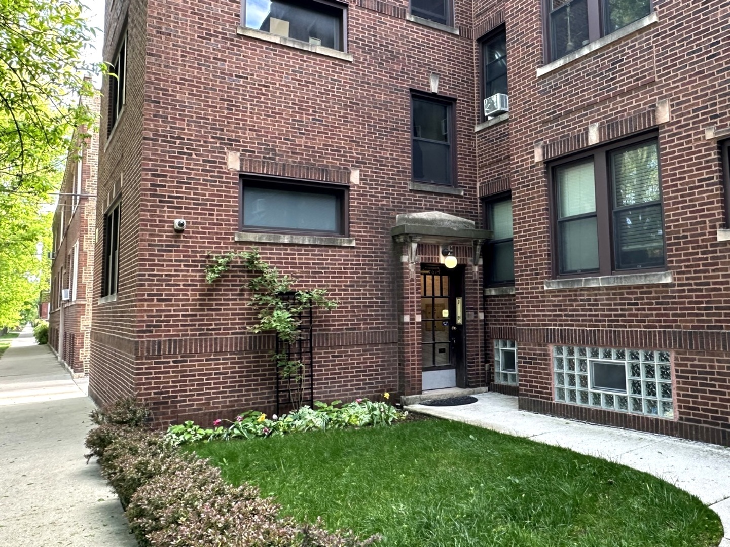 4614 N Sacramento Avenue Unit: 3