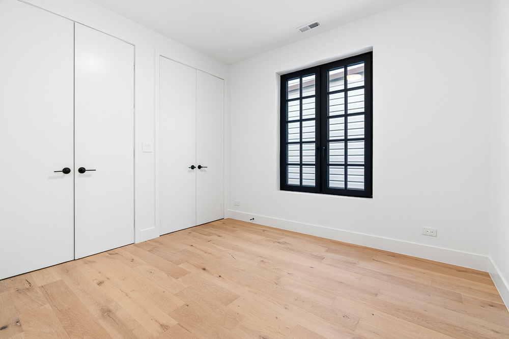 1342 W Wellington Avenue