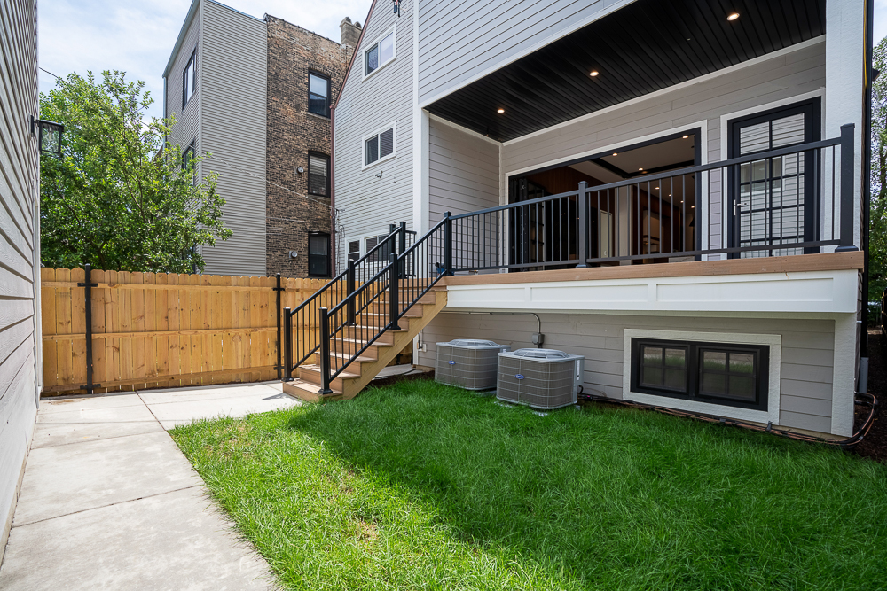 1342 W Wellington Avenue