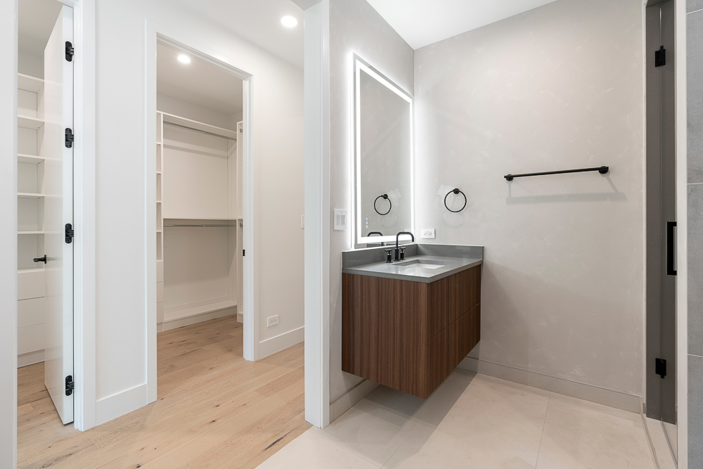 1342 W Wellington Avenue