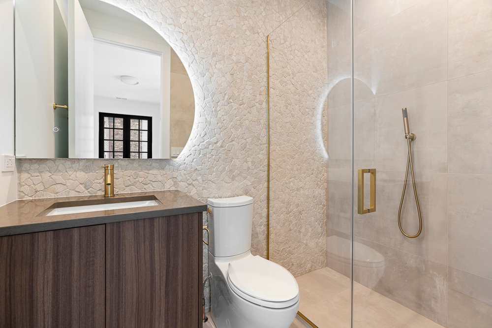 1342 W Wellington Avenue