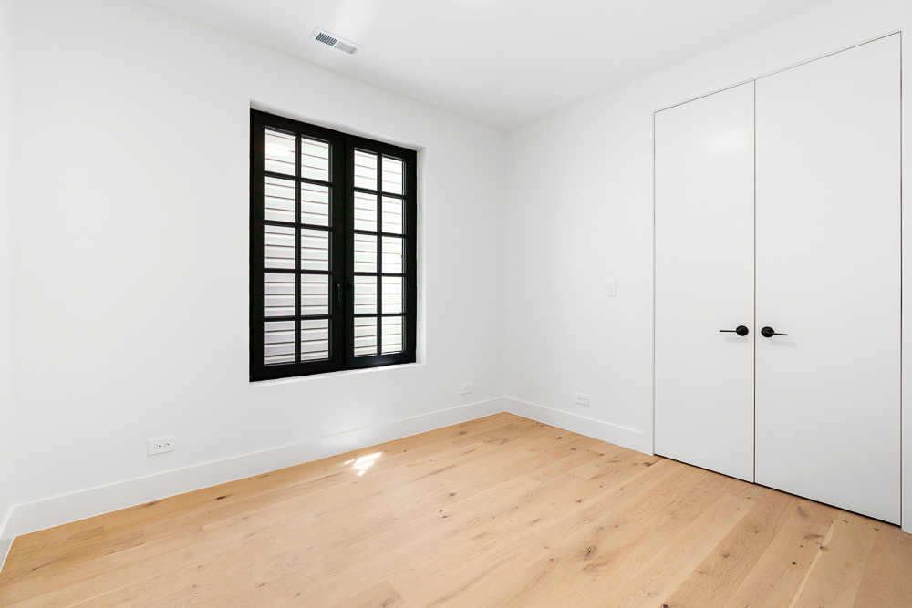 1342 W Wellington Avenue