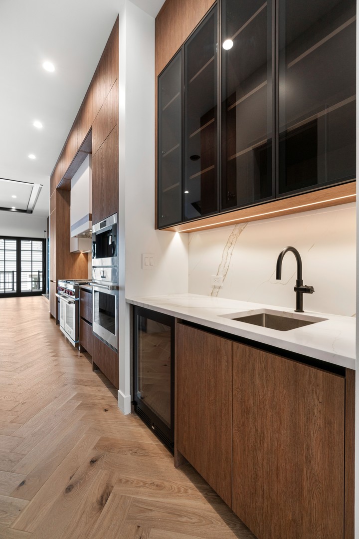 1342 W Wellington Avenue